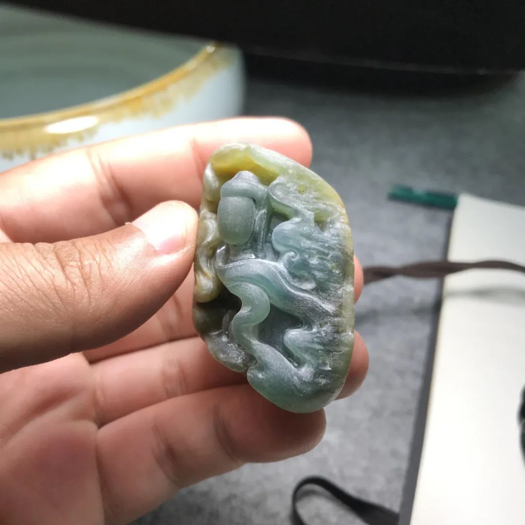月牙缘珠宝-高端老坑翡翠蓝水翡翠高冰挂件俏色巧雕粗雕阶段